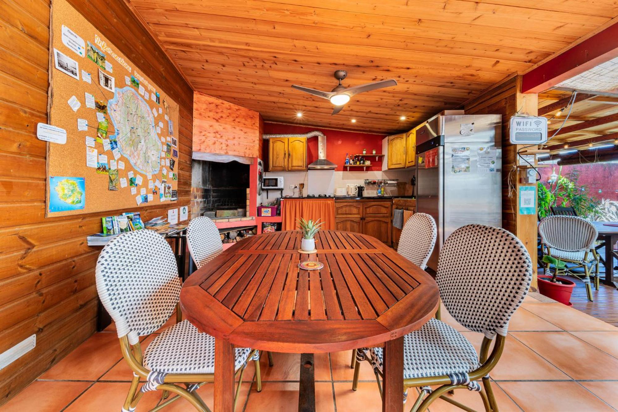 Les Baroudeurs Hostel サン・ピエール エクステリア 写真